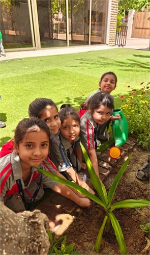 Class : Nur - II - Earth Day